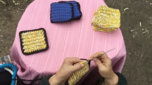 Вязанный коврик из остатков пряжи.Обвязываем квадратик.