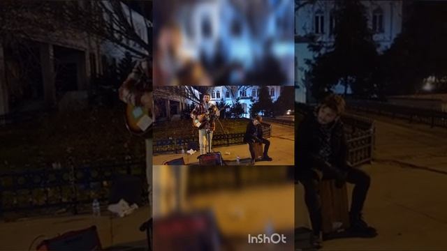 Ребята поют на улице