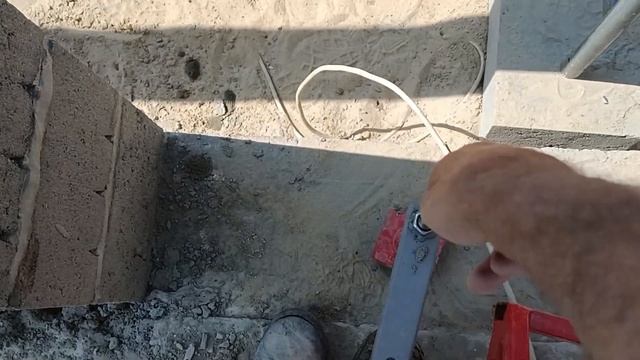 Кладка блоков с помощью подъемника для блоков и раствора. смотреть онлайн