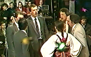 Почему ансамбль Дмитрия Покровского поет спиной к зрителям