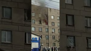 Россиянка с сыном прыгнули с четвертого этажа горящего дома и выжили