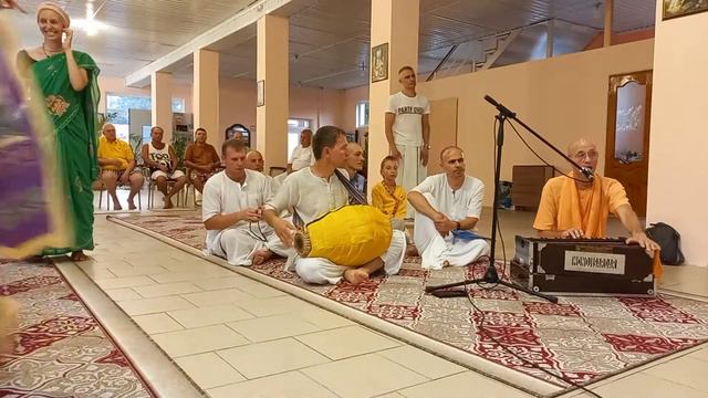 Киртан Е.С. Бхакти Бхагаватамрита Кешава Свами Махараджа. Джанмаштами 30.08.2021 смотреть онлайн