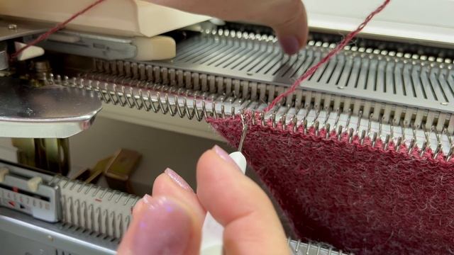 Закрытие петель на вязальной машине