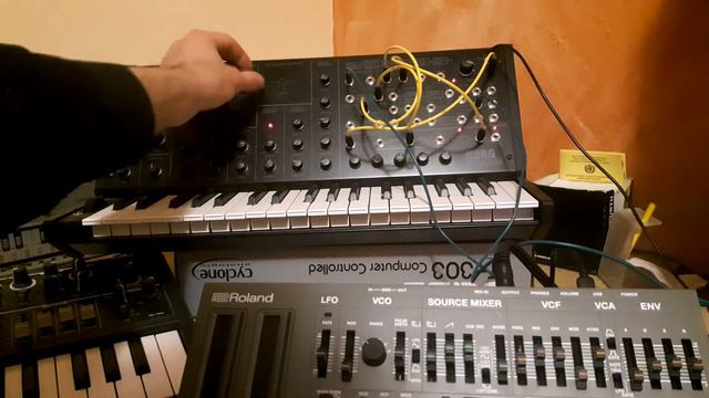 Roland TR08 feat. Korg MS20mini control via SQ1 смотреть онлайн