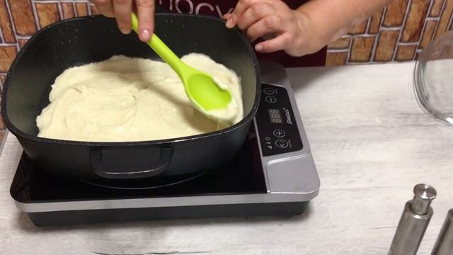 Квадратная пицца на квадратной сковороде с каменным покрытием. смотреть онлайн