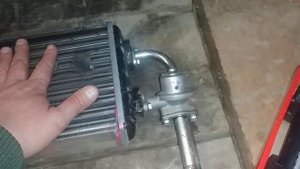 НИВА 212140 с кондиционером потекла печка. Купил новые запчасти.