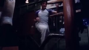 Брюс Ли - Тренировки Деревянный Манекен Вин-Чун