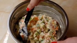 Салат с форелью (семгой) слабосолёной, огурцом и яйцами.