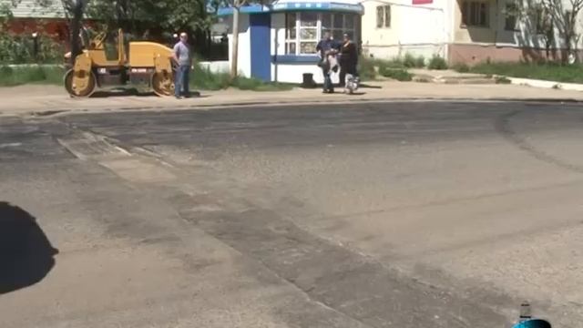 В Охе приступили к асфальтированию дорог смотреть онлайн