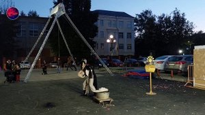 Спектакль уличного театра. Театральный дворик.