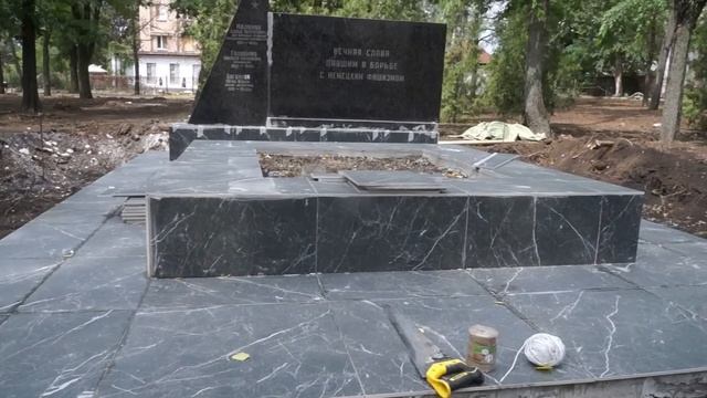 МАРИУПОЛЬ . центр города . новые строения в парке. смотреть онлайн