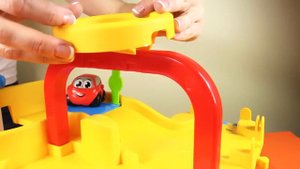 Видео для детей: Веселые Машинки строят гараж: Игрушки для детей: Мультик с игрушками