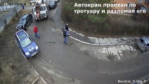 Автокран грузоподъемностью 60 тонн ломает асфальт под своим весом во Фрязино