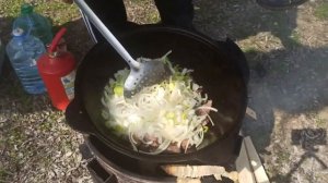 БИГУС МЯСО с КАПУСТОЙ и КАРТОФЕЛЕМ В КАЗАНЕ НА КОСТРЕ, ПРИРОДА