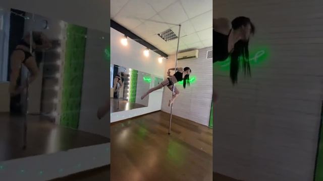 Pole dance. Пилон. Полденс. Танец на пилоне. Элементы на пилоне. Пилон дома. Dance. Танец на шесте смотреть онлайн