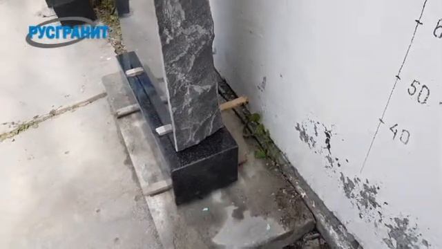 Памятник в виде необработанного камня