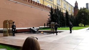 смена почетного караула у вечного огня на Могиле Неизвестного Солдата (Пост № 1) Москва