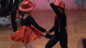 Танец на новогоднем утреннике под песню «Королевство Кошек»