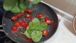 Семга в сливочном соусе со шпинатом и помидорами черри.