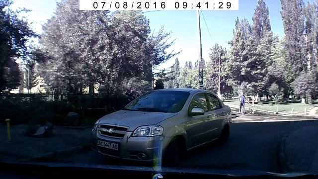 Кто кого должен пропустить при выезде из двора? 08/07/2016 смотреть онлайн