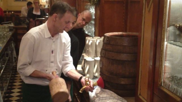 стажер и бочка пива в Мюнхене смотреть онлайн