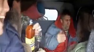 русские мужики едут на рыбалку