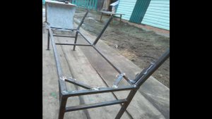 Лавочка самодельная из профильной трубы. Bench improvised from a shaped tube