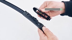 Установка щеток стеклоочистителя LivCar All Season на систему  Bayonet