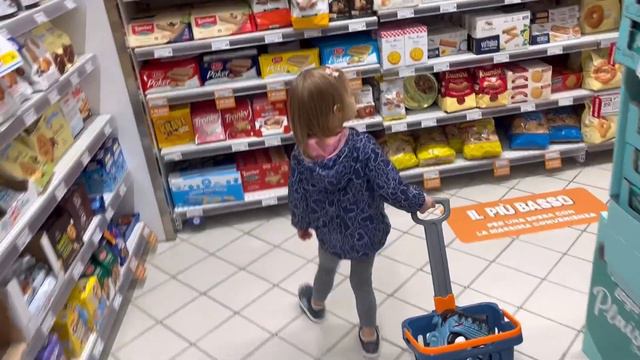 Алекса в магазине БЕРЁТ ВСЁ что хочет 