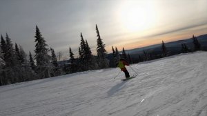 Простые трюки на лыжах.