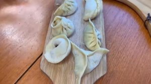 Несколько видов лепки вареников и пельменей.