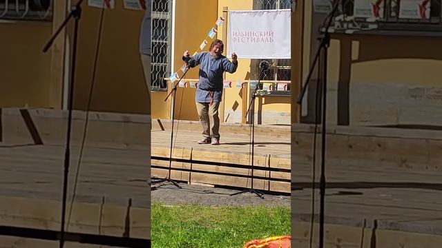 Мультиинструменталист Михаил Горшков на Ильинском фестивале #скрипка #губная_гармошка #колокольчики