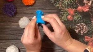 Поделка на Новый год. Снеговик из помпонов