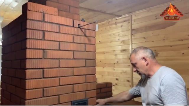 Кирпичная печь со сквозной топкой, духовкой, плитой и кирпичным стульчиком для сушки обуви.