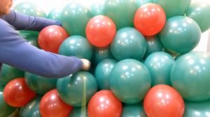 Новогодняя елка из воздушных шаров - руководство по изготовлению