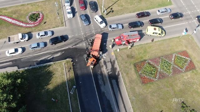 Опрокинутый грузовик на перекрестке "Центр" смотреть онлайн