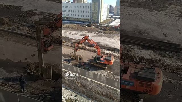 Экскаватор с вибропогружателем #Shorts #экскаватор