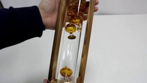 Термометр Галилея в деревянном корпусе– обзор от магазина подарков «Счастливый случай»