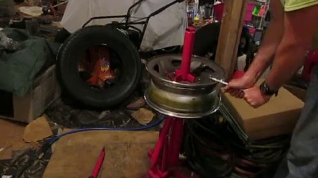 Mounting 245/75-16 LT tire w. HF tool смотреть онлайн