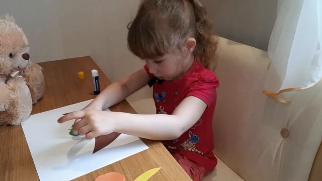 Первое видео Милаши.Делаем аппликацию. смотреть онлайн