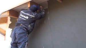 Как правильно делается базовый армирующий слой клей и фасадная стеклотканевая сетка Bautex на доме
