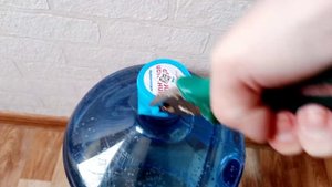 Как женщине открыть бутыль 19л?