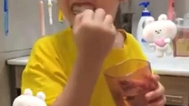 Мягкая зубная щётка для детей! смотреть онлайн