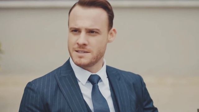 ?здесь живёт мама Серкана поэтому он здесь А почему Эда Здесь ?они такие смешные смотреть онлайн