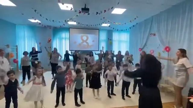 Флешмоб «Что манит птицу?». Старшая логопедическая группа «Почемучки». 8 марта 2022 года смотреть онлайн