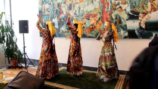 Узбекское посольство самый красивый танец-"Ассалом"-узбекский танец +7-966-387-25-00 смотреть онлайн