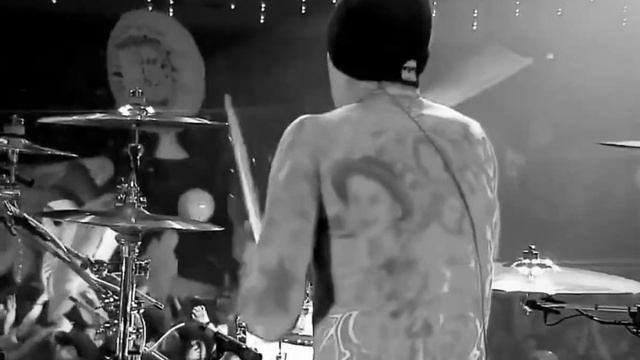 blink-182 - Dumpweed (Travis Barker drum cam)