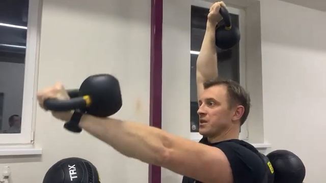 Как сделать плечи. Забрал кроссовки. Не пустил на беговую дорожку. Уважать заставил гири. смотреть онлайн
