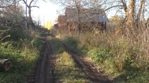 Суровая полузаброшенная деревня. Заброшенные дома. Умирающая деревня на севере области.