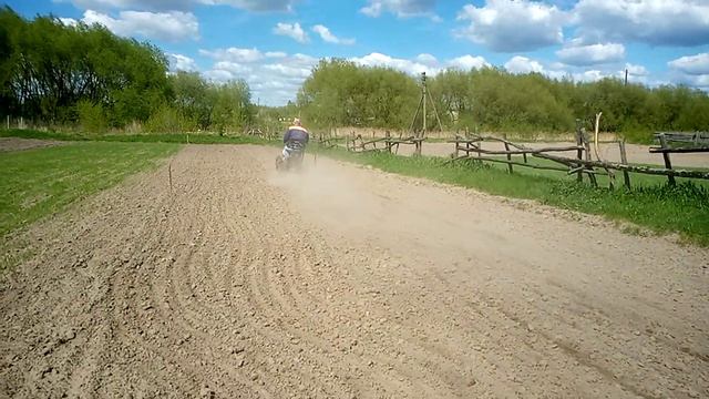 Мотоблоком МТЗ доработанными конскими боронами и боронование с помощью адаптера . смотреть онлайн